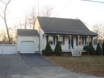 18 Montgomery Ave, Mastic, NY 11950 