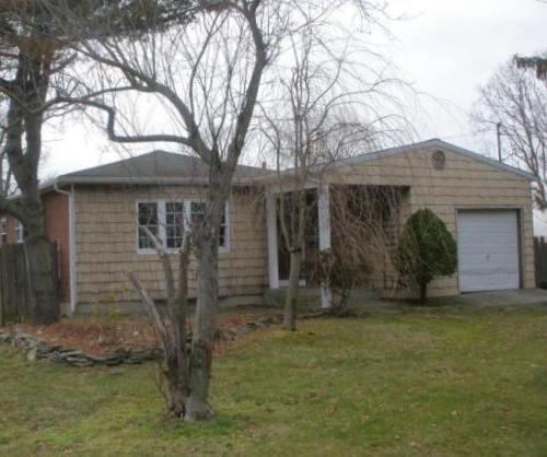 14 Woodbine Ave, Bay Shore, NY 11706 