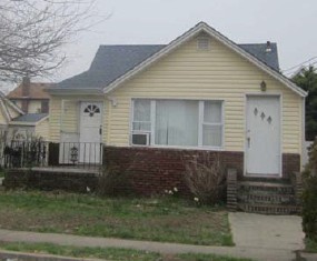 693 S 8th St, Lindenhurst, NY 11757 