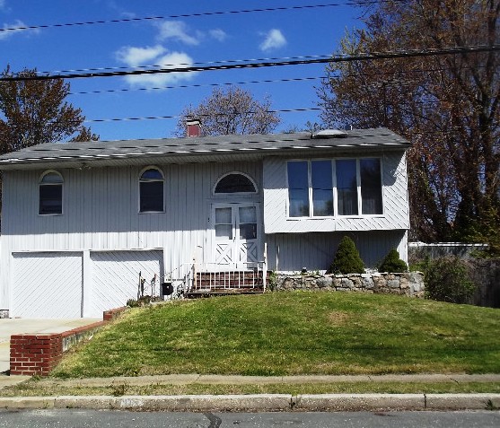 3 Lakemont St, Bayshore, NY 11706 