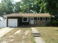 20 E Chesnut St, Central Islip, NY 11722 
