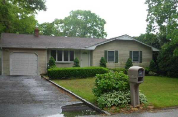 64 Barton Ave, Patchogue, NY 11772 