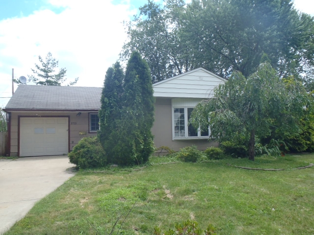 8701 Lynnhaven Rd, Parma Heights, OH 44130 