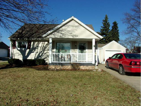 1327 E Broad St, Louisville, OH 44641 