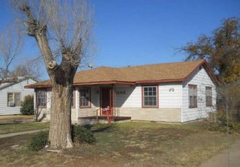 1045 E Walnut St, Altus, OK 73521 