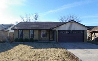 712 Camelot, Moore, OK 73160 