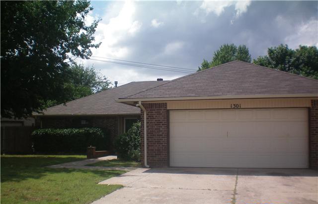1301 SE 3rd St, Moore, OK 73160 