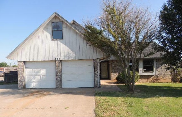 807 NE 9th St, Moore, OK 73160 