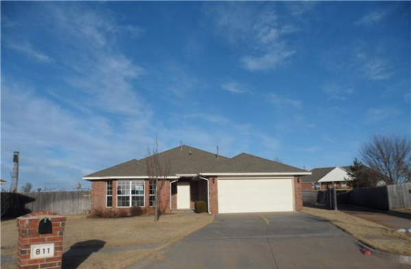 811 E Pointe Court, Mustang, OK 73064 