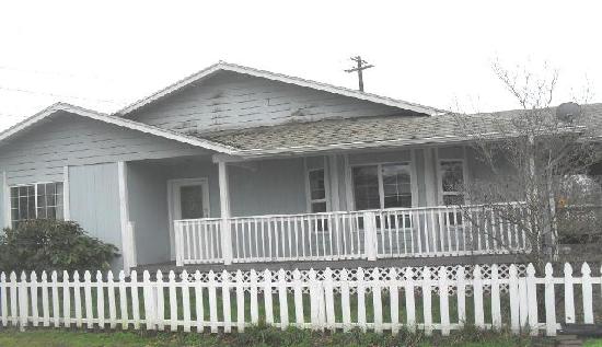 880 South 3rd Street, Cottage Grove, OR 97424 