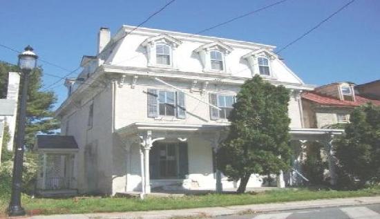 14 West Main Stree, Elverson, PA 19520 