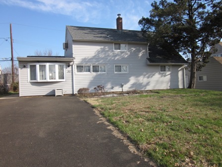 32 Great Oak Road, Levittown, PA 19057 