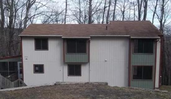 2220 Bellingham Dr, Bushkill, PA 18324 