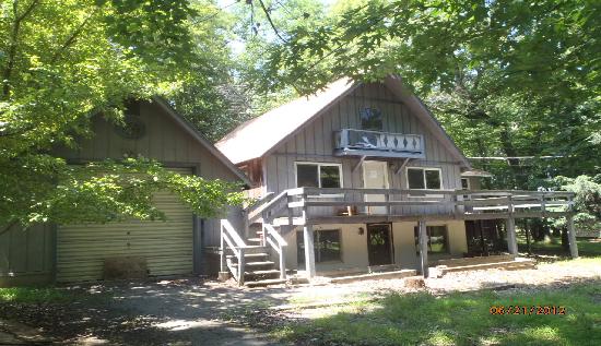 104 Edge Water Drive, Dingmans Ferry, PA 18328 