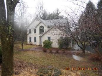 230 Pine Manor Dr, Hellertown, PA 18055 