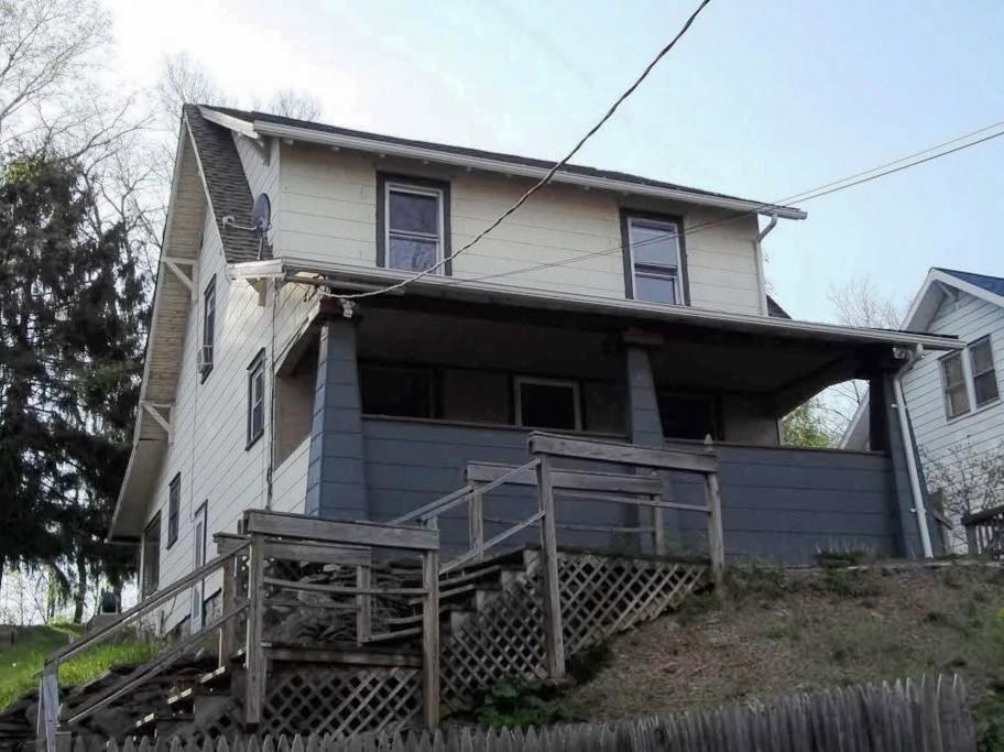 22 Ridge St, Dallas, PA 18612 