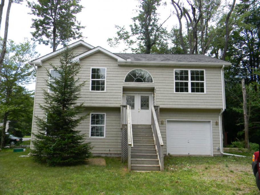 707 Edgewood Rd, Tobyhanna, PA 18466 