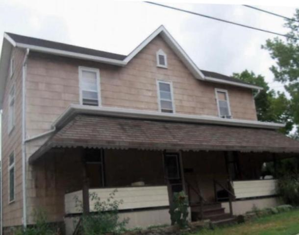 525 W 2nd Ave, Derry, PA 15627 