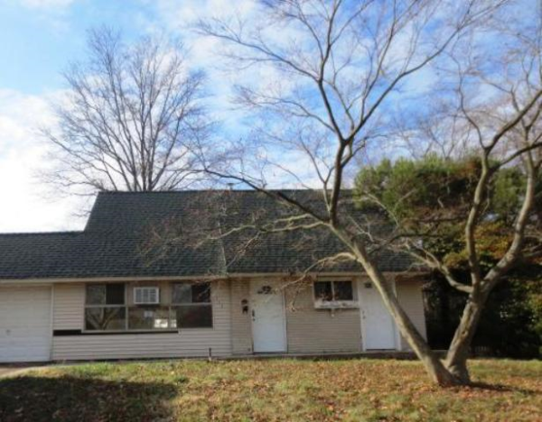 215 Plumbridge Dr, Levittown, PA 19056 