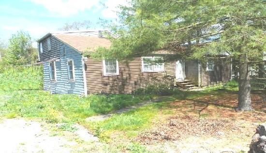 35 Farnum Street, Tiverton, RI 02878 