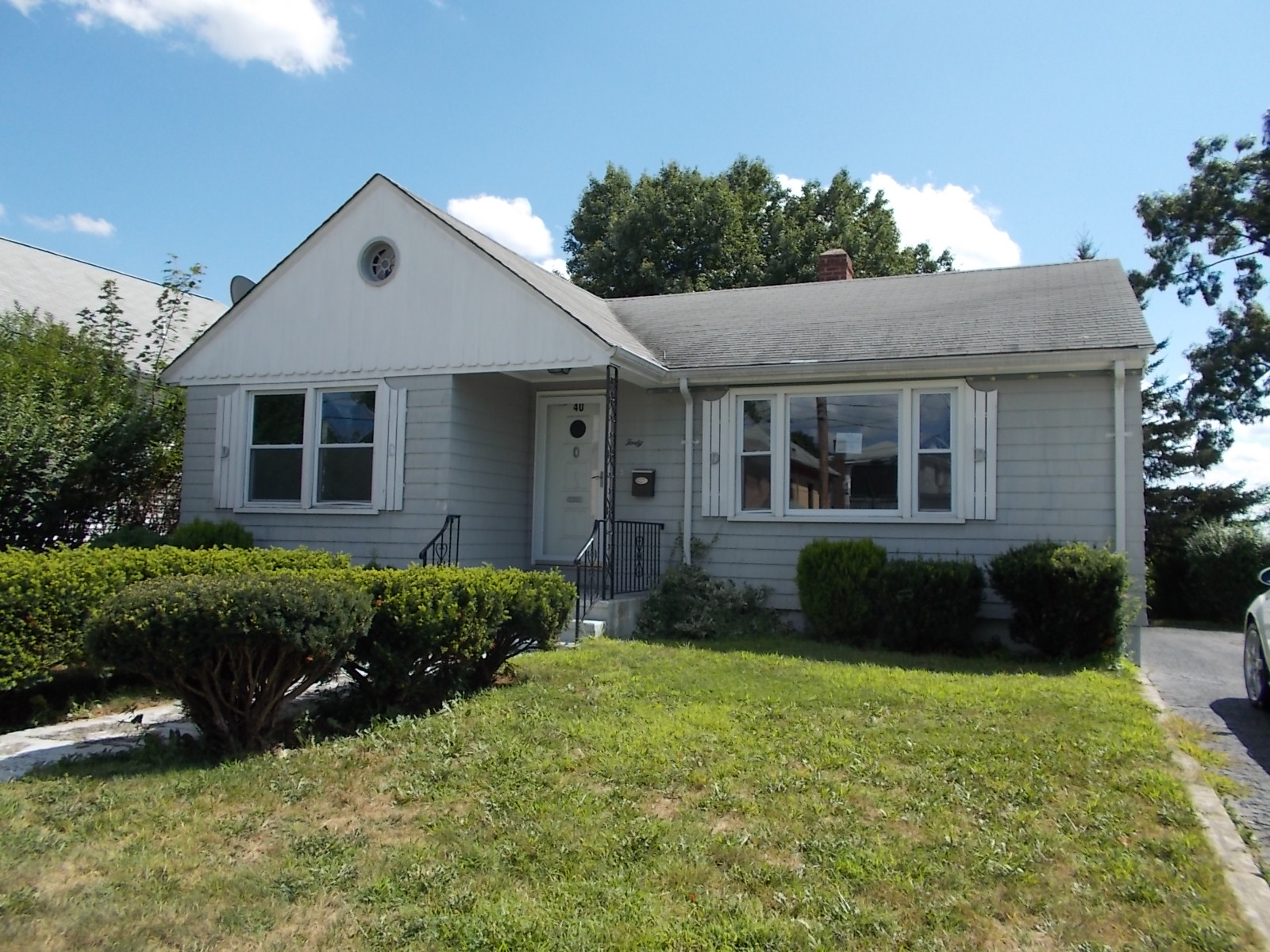 40 Cliff Avenue, Cranston, RI 02920 