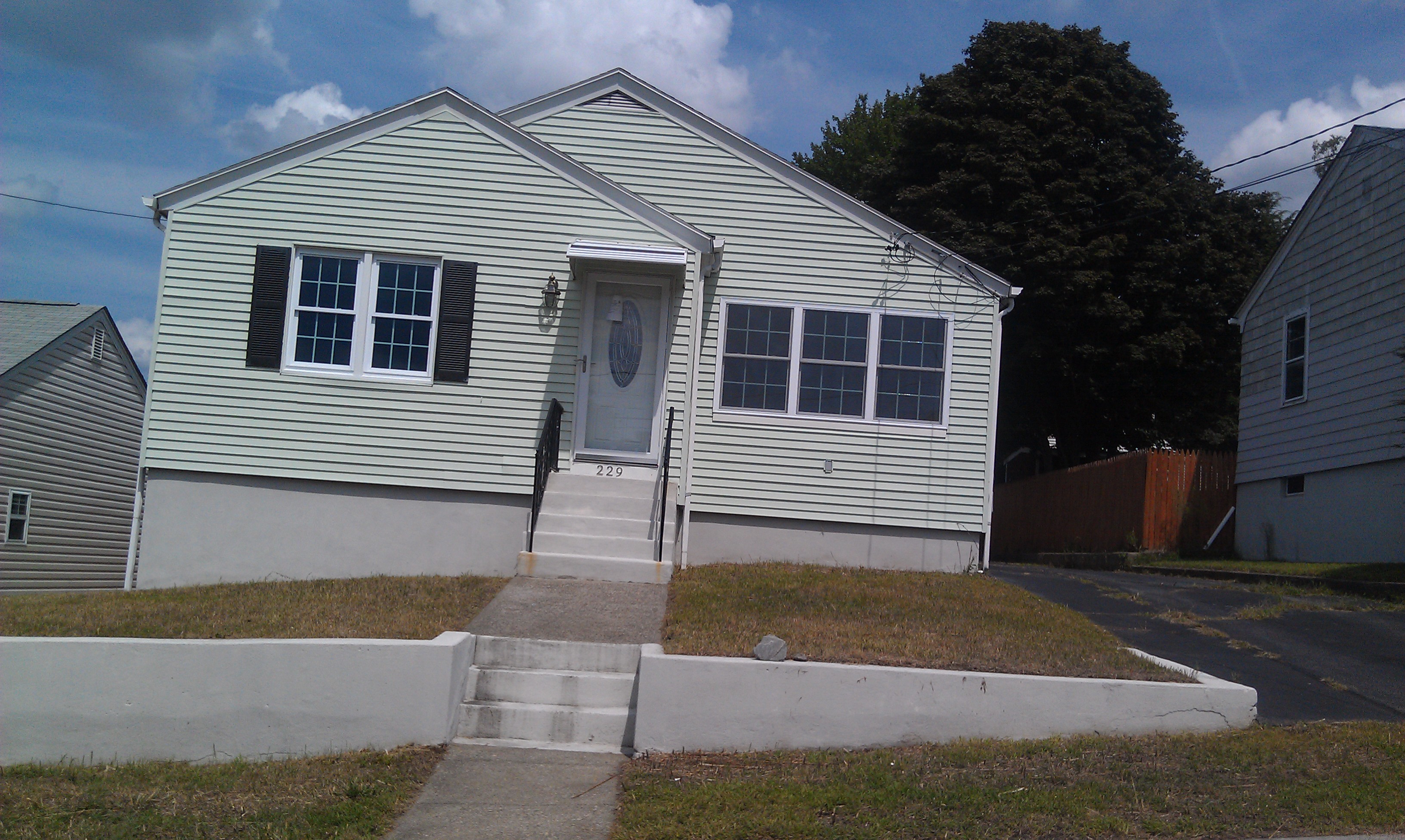 229 Grosvenor Ave, North Providence, RI 02904 