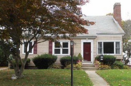 2 Linden St, Middletown, RI 02842 