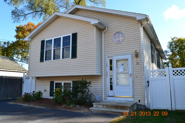 28 Tarleton St, Warwick, RI 02889 