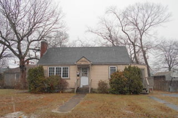 6 Howard Ave, Warwick, RI 02889 