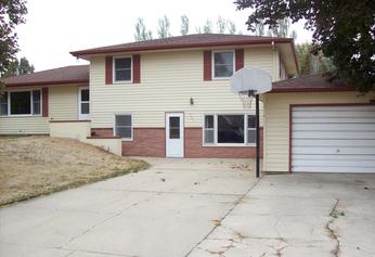 501 4th Street S, Parkston, SD 57366 