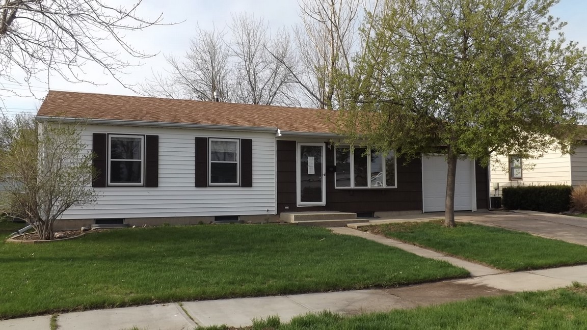 1513 Bridle Drive, Mitchell, SD 57301 