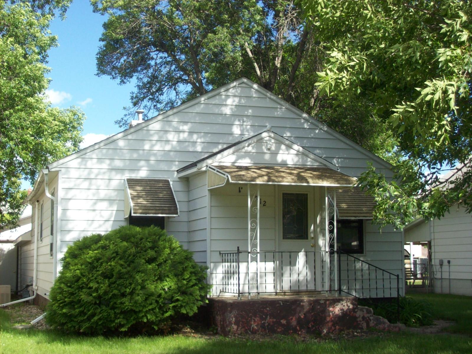 512 6th St SE, Watertown, SD 57201 