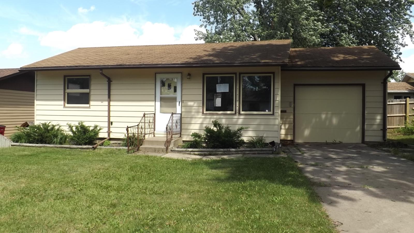 928 S Marday Ave, Sioux Falls, SD 57103 