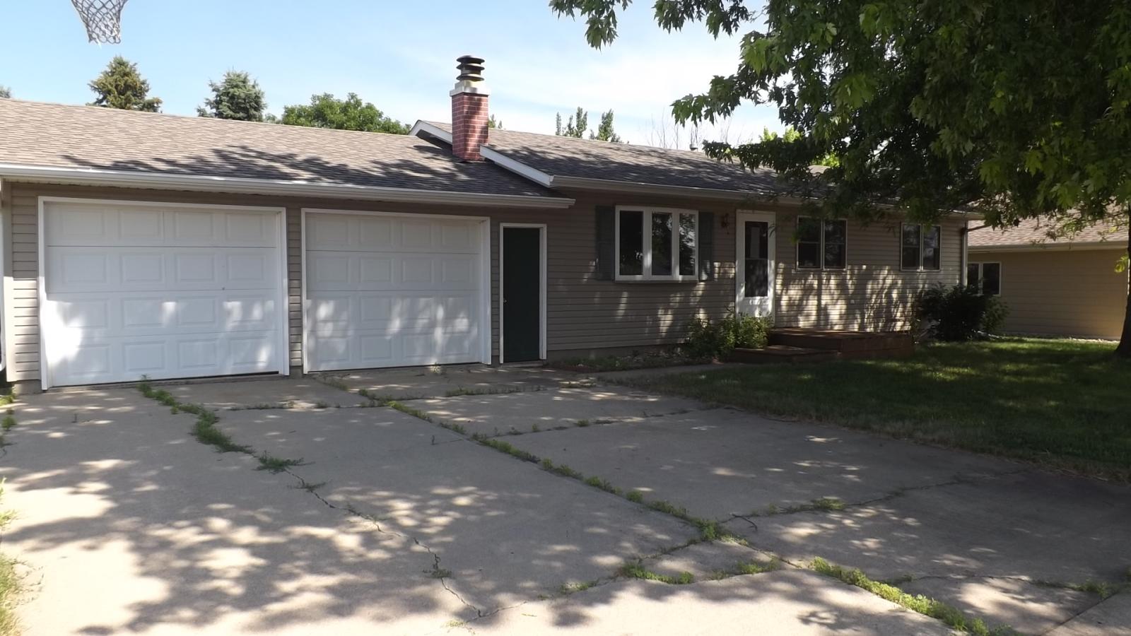 912 S Blaine St, Lennox, SD 57039 