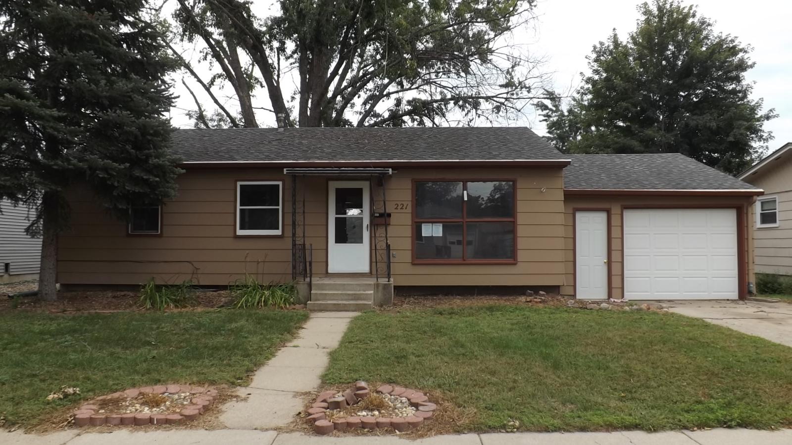 221 E Pam Rd, Sioux Falls, SD 57105 