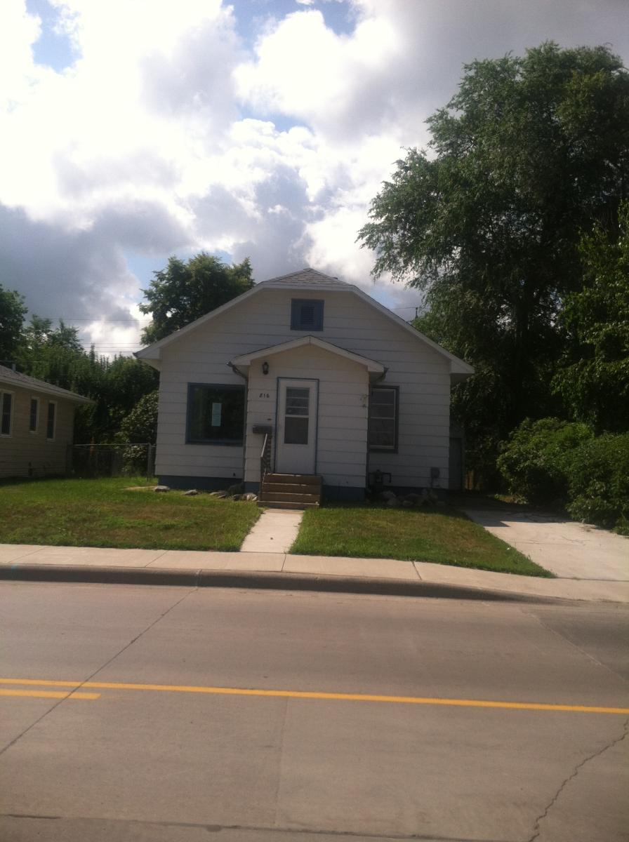 816 8th Ave NE, Aberdeen, SD 57401 