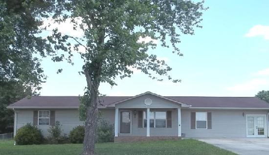 100 Squaw Ln, Madisonville, TN 37354 