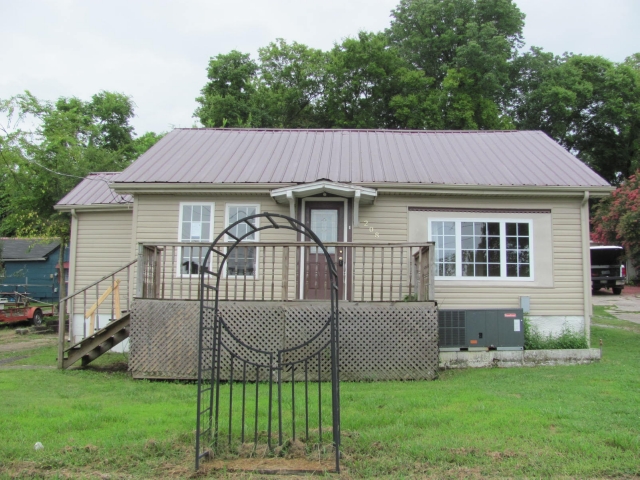 208 White St, Shelbyville, TN 37160 