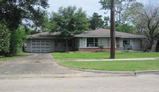 4710 Glenmont Street, Bellaire, TX 77401 