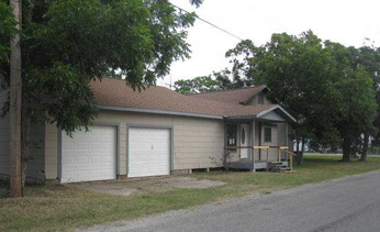 604 S East St, Edna, TX 77957 