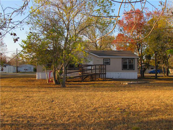 704 E Houston St, Edna, TX 77957 