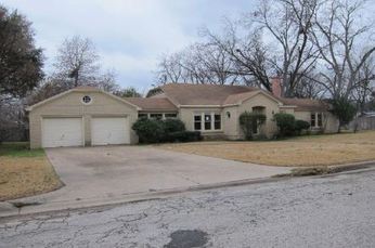 715 E 10th Street, Cameron, TX 76520 