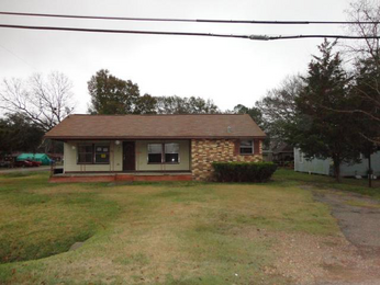 905 S Shanks St, Clute, TX 77531 
