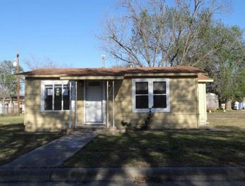 2009 Sherman Street, Seguin, TX 78155 