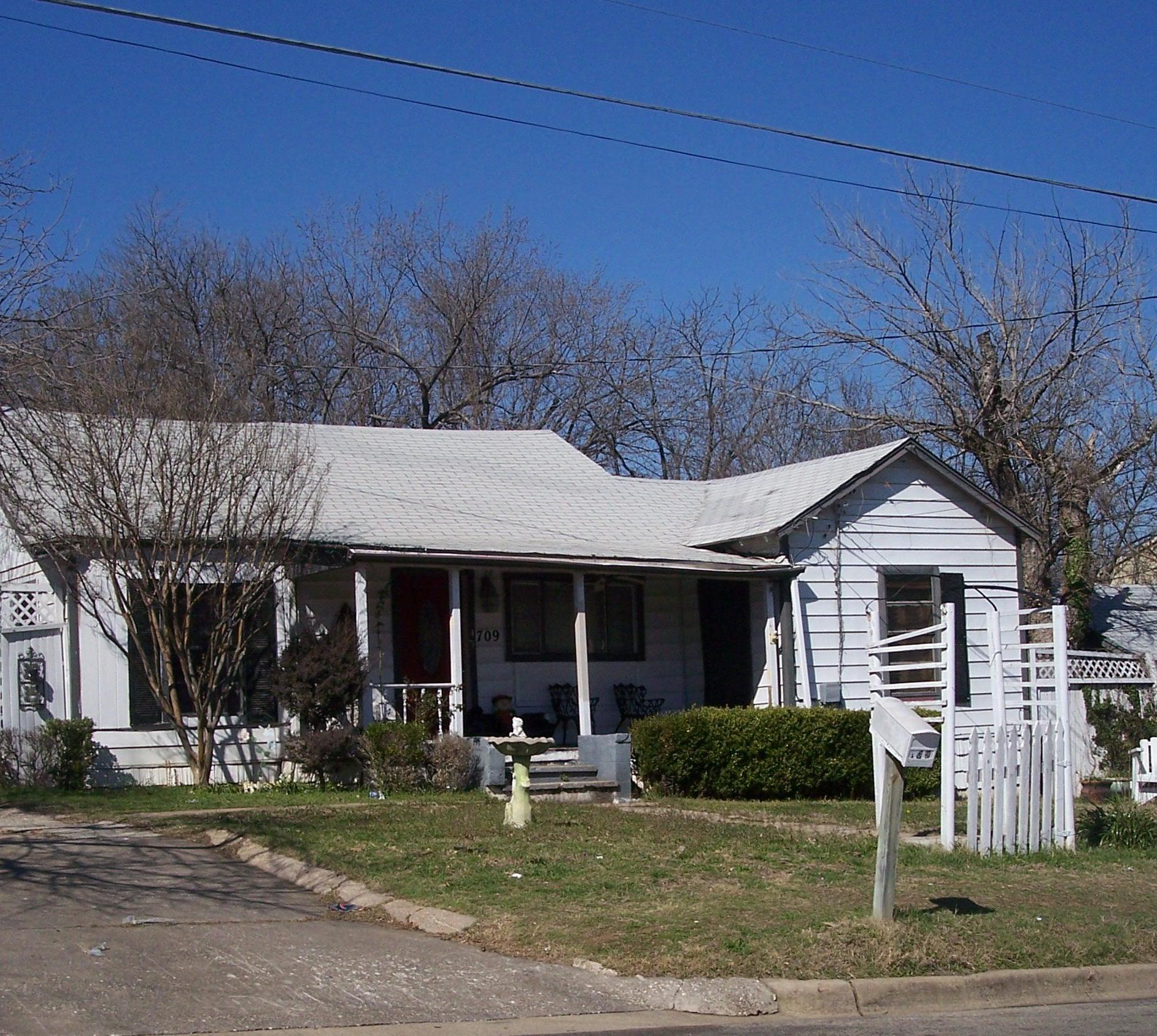 709 Churchill Road, River Oaks, TX 76114 