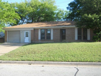 320 Hallmark Dr W, Fort Worth, TX 76134 