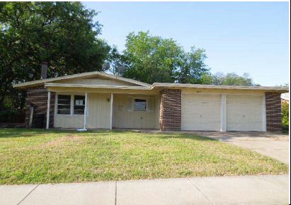 2214 Huntington Dr, Arlington, TX 76010 