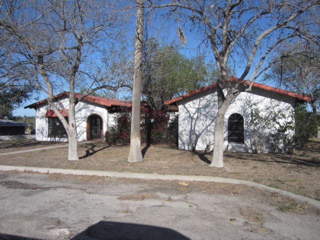 611 S 9th St, Carrizo Springs, TX 78834 