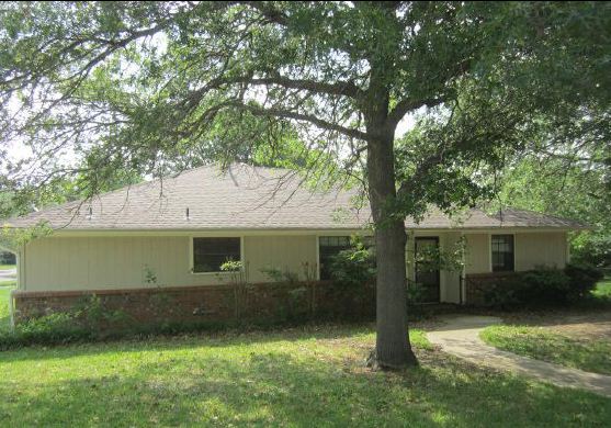 1220 Whaley Dr, Gainesville, TX 76240 