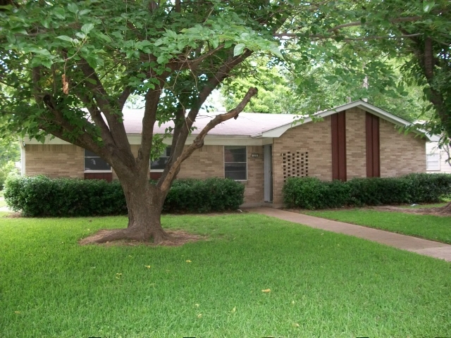 325 21st St NE, Paris, TX 75460 